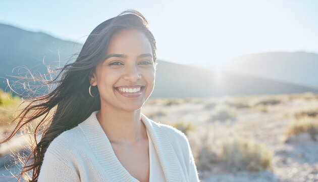 バックライト、笑顔の女性