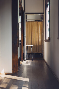 昭和レトロな廊下とアンティークなカーテン仕切りがある古民家
