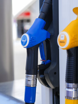 Vue rapproch&eacute;e de pistolets &agrave; carburant, en p&eacute;riode de p&eacute;nurie en France