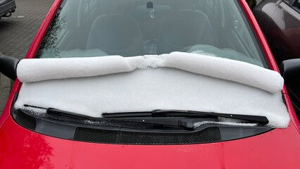 Zasypane auto śniegiem. © Maciej G. Szling