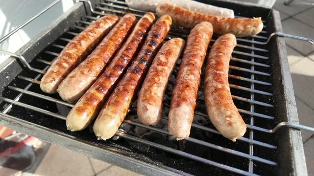 Th&uuml;ringer Bratwurst auf einem Holzkohlegrill 