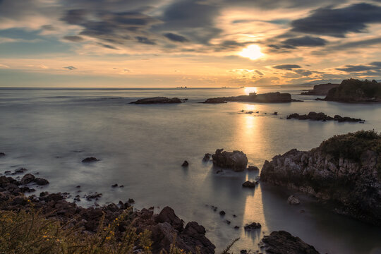 Los amaneceres en el mar tienen algo especial: reflejos, colores, contraluz...
