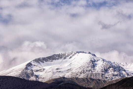 Paisaje invernal. Una monta&ntilde;a cubierta de nieve es el paisaje m&aacute;s representativo del invierno.