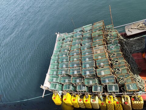 Fotograf&iacute;a de nasas, trampas de pesca, en un barco pesquero.