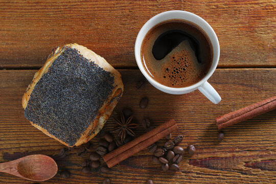 Coffee with poppy seed pastry