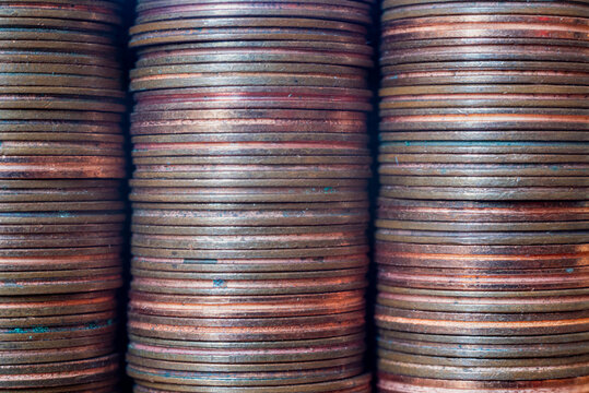 Pile ordinate di monete da 2 centesimi viste lateralmente che danno senso di solidit&agrave; economica