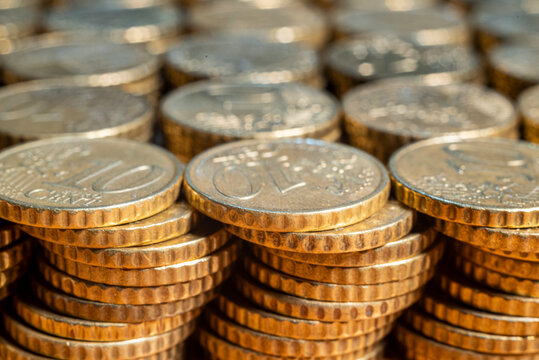 Tante monete in pila che danno senso di difficolt&agrave; economica