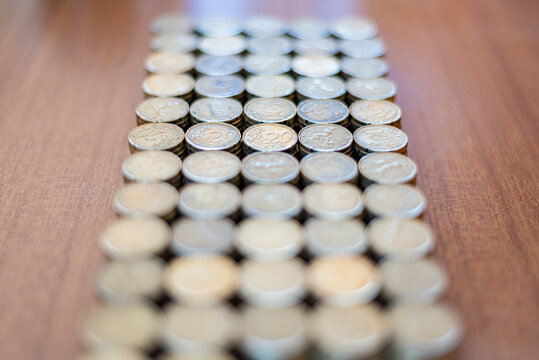 Progressione di file di monete disposte in colonne con messa fuoco selettiva