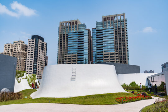 台湾の台中の台中国家歌劇院（オペラハウス）の屋上庭園
