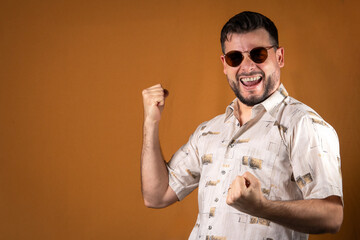 Hombre con gafas festejando y celebrando una victoria. © Javier