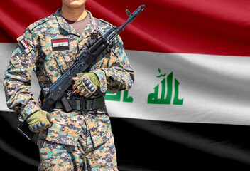 Obraz premium Iraq flag with soldier holding assault rifle