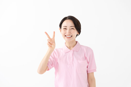 女性　ピース
