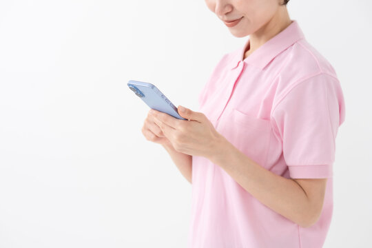 女性　スマホ