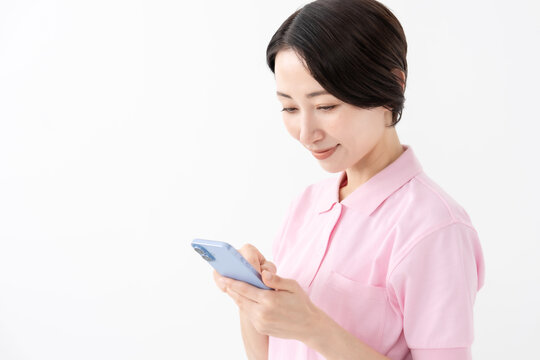 女性　スマホ