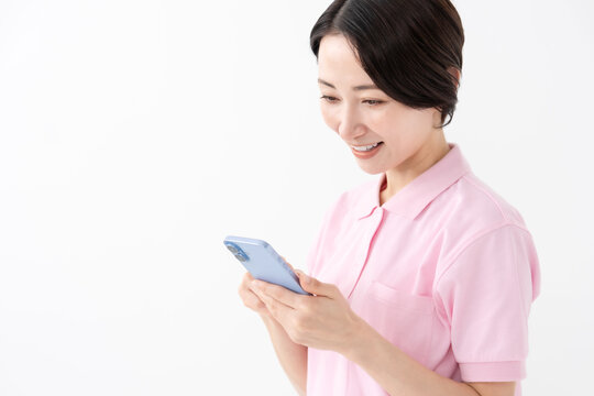 女性　スマホ