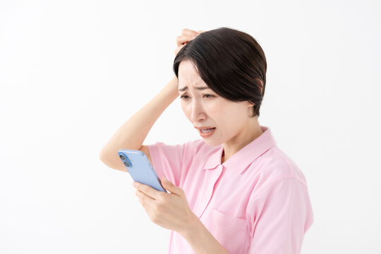 驚く　悩む　女性
