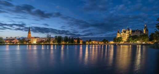 Fototapeta premium Panorama der Schweriner Altstadt mit dem Schloss am Abend