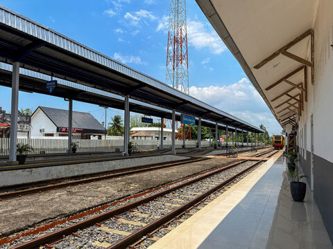 Lubuk Alung railway station platform with tracks and train route connecting Padang, Pariaman and Kayutanam, active public transport, historic station site.