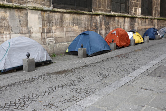 Campement de fortune pour sans-abris le long d'une &eacute;glise dans une rue &agrave; Paris