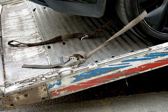 Voiture install&eacute;e sur une remorqueuse pour d&eacute;pannage