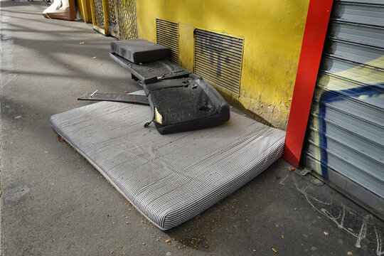 D&eacute;p&ocirc;t sauvage d'un matelas dans la rue