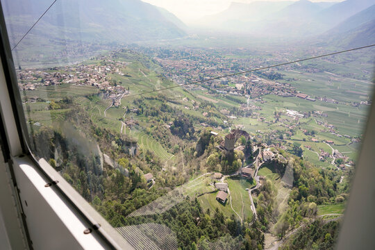Ausblick aus der Seilbahn auf Dorf Tirol und Meran im Etschtal