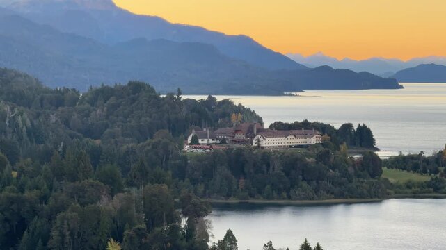 atardecer de oto&ntilde;o en la Ciudad de San Carlos de Bariloche,  Parque Nacional Nahuel Huapi, Argentina. 