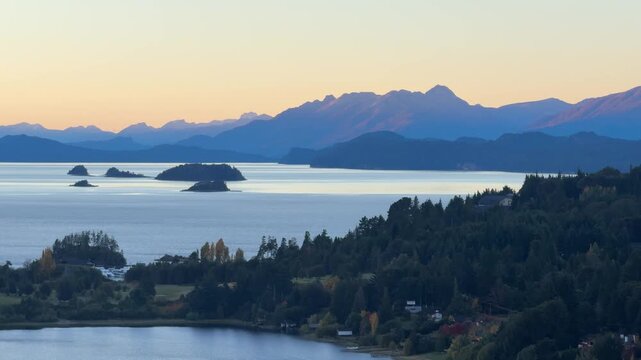 Atardecer sobre el Parque Nacional Nahuel Huapi, Cerro Capilla, Lago Moreno y Lago Nahuel Huapi vistos desde el punto panor&aacute;mico del circuito chico. Bariloche, Argentina. 