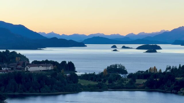 Atardecer en el Lago Nahuel Huapi, hermosa vista desde el punto panor&aacute;mico de Circuito Chico. Bariloche, Patagonia, Argentina. 