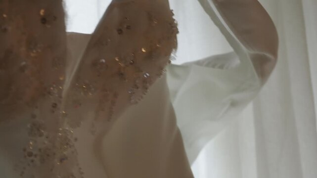 D&eacute;tail de robe de mari&eacute;e en tulle brod&eacute; de perles et sequins, texture d&eacute;licate et &eacute;l&eacute;gante en lumi&egrave;re douce