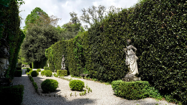 Villa Mansi &egrave; una delle pi&ugrave; famose ville lucchesi.. La villa presenta una bella facciata in stile manierista ed &egrave; circondata da un parco con fontane e vasche. Segromigno in Monte, Lucca, Toscana. IT