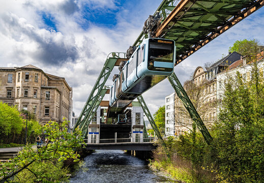 Wuppertal, Nordrhein-Westfalen, Deutschland - Wuppertaler Schwebebahn im April 2026