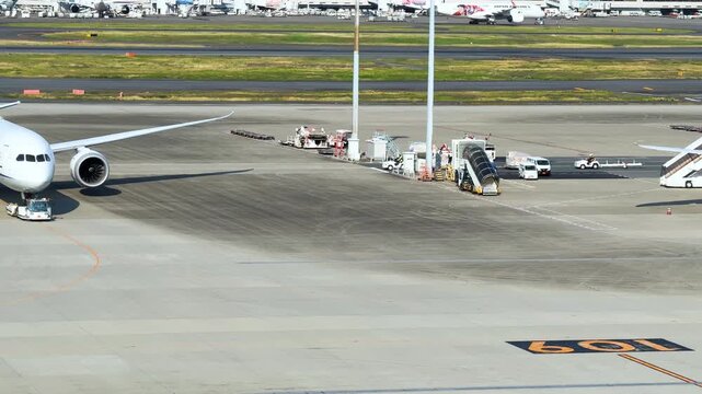 羽田空港 第3ターミナル 展望デッキから望む駐機場の風景　着陸後の航空機