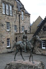 Fototapeta premium Statue de Earl Haig - Chateau fort d'Edimbourg