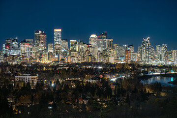 Obraz premium Downtown Calgary at Night: A Western Perspective