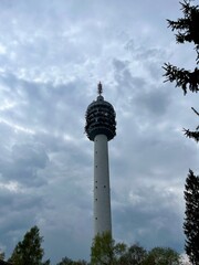 Obraz premium Wanderung im Kyffhäuser Gebirge: Die Mittelburg und der Kulpeneberg mit dem Funkturm imFrühling während der Kirschblüte