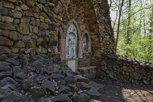 Grabst&auml;tte der Familie Speck von Sternburg im Schlosspark L&uuml;tzschena, neugotisches Feldstein-Mausoleum mit Marien-Relief und Engeln, historisches Denkmal, L&uuml;tzschena, Leipzig, Sachsen, Deutschland