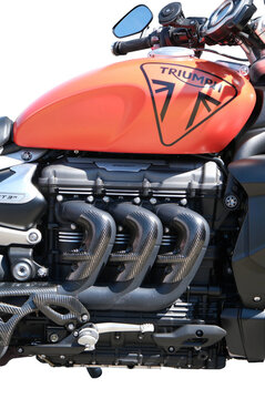Isolierter fl&uuml;ssigkeitsgek&uuml;hlter Triumph Rocket 3 Reihen-Dreizylinder Motorrad Motor im freigestellten isolierten PNG Format, Ebikon 18 April 2026