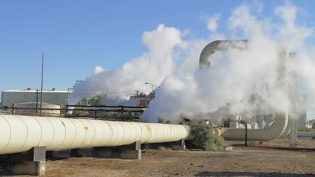 Tuberias de entrada de vapor principal de una de las plantas geotermicas generadoras de energia electrica mas grandes y viejas del mundo aun en servico.