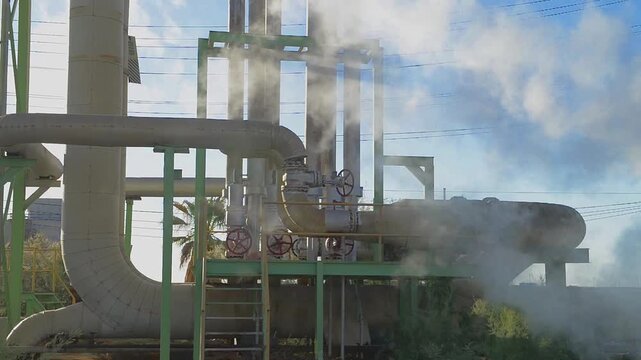 Tuberias de entrada de vapor principal de una de las plantas geotermicas generadoras de energia electrica mas grandes y viejas del mundo aun en servico.