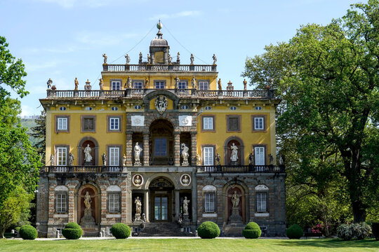 Villa Torrigiani si trova nella frazione Camigliano del comune di Capannori. Si tratta di una delle pi&ugrave; lussuose e scenografiche della lucchesia e risale alla seconda met&agrave; del secolo. Toscana, Italia