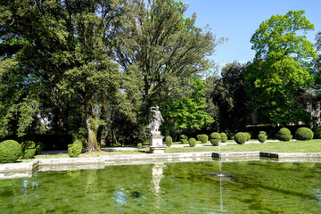 Fototapeta premium Villa Torrigiani si trova nella frazione Camigliano del comune di Capannori. Si tratta di una delle più lussuose e scenografiche della lucchesia e risale alla seconda metà del secolo. Toscana, Italia