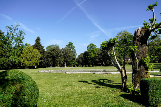 Villa Torrigiani si trova nella frazione Camigliano del comune di Capannori. Si tratta di una delle pi&ugrave; lussuose e scenografiche della lucchesia e risale alla seconda met&agrave; del secolo. Toscana, Italia