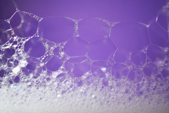 mousse et alv&eacute;oles de savon sur fond violet
