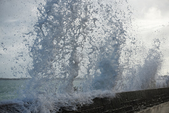 Saint-Malo - Vagues et &eacute;cume pendant les grandes mar&eacute;es, brise-lames, chauss&eacute;e du Sillon