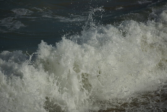 Saint-Malo - Vagues et &eacute;cume pendant les grandes mar&eacute;es, brise-lames, chauss&eacute;e du Sillon