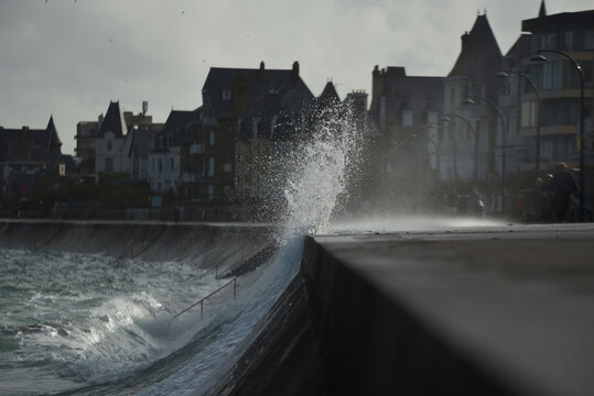 Saint-Malo - Vagues et &eacute;cume pendant les grandes mar&eacute;es, brise-lames, chauss&eacute;e du Sillon