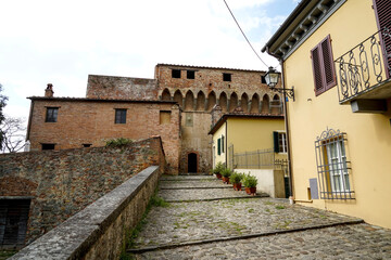 Fototapeta premium Il borgo e la fortezza di Montecarlo esempio di architettura militare. Lucca, Toscana, Italia,Rocca del Cerruglio,fortezza,castello,mura,porta,medioevale,vicolo,porta,artigianato,Pinocchio