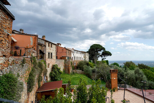 Il borgo e la fortezza di Montecarlo esempio di architettura militare. Lucca, Toscana, Italia,Rocca del Cerruglio,fortezza,castello,mura,porta,medioevale,vicolo,porta,artigianato,Pinocchio