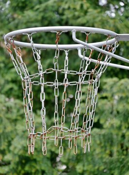 Basketball-Korb aus Metall im Freien